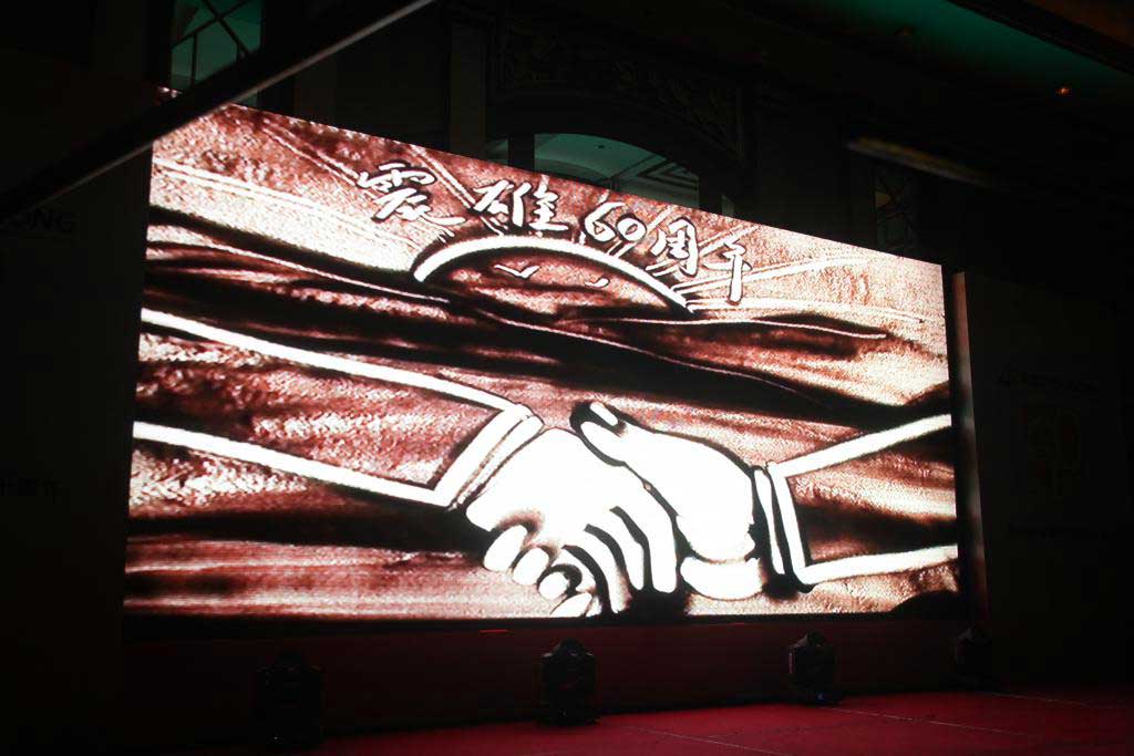 Through sand painting, the performer’s reviewed every honorable moment, and all achievement of Chen Hsong in 60 years’ development.