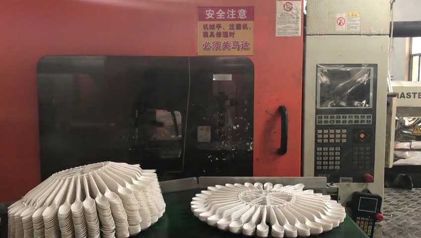 https://chenhsong.com/wp-content/uploads/2019/08/JM268-C2-SVP2-Injection-Molding-Machine-producing-disposable-plastic-spoons-video-poster.jpg