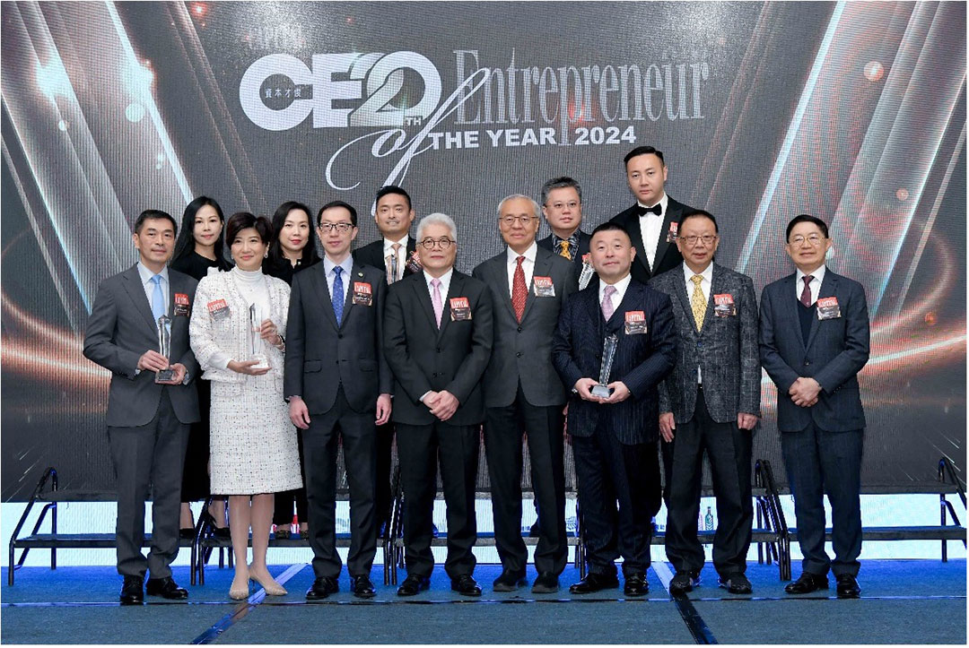 Ms. Chiang Lai Yuen with award presenters and other awardees