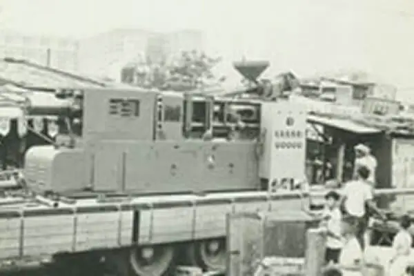 1965-Chen Hsong launches its 40-ounce injection moulding machine.