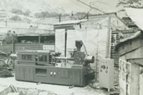 1966-Hong Kong's first locally designed and manufactured 10-ounce in-line screw-type injection moulding machine launched