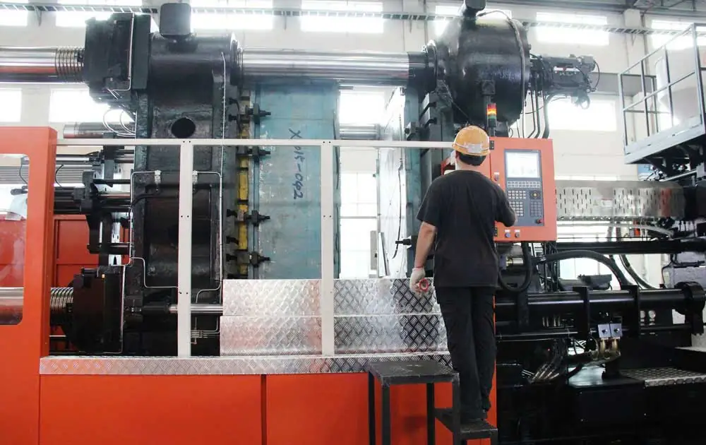 Operating the SM2600 injection moulding machine